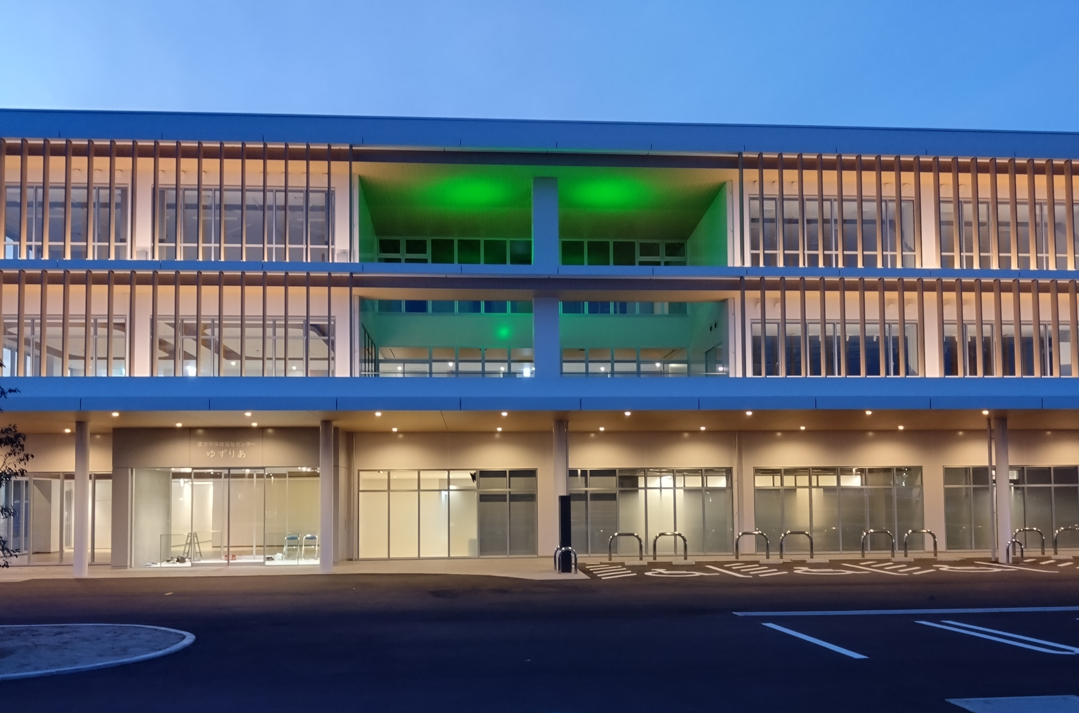 ゆずりあを緑色にライトアップしています。