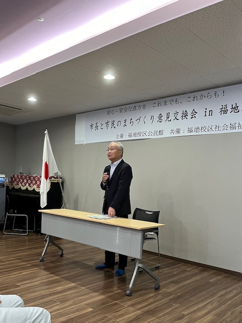 出前トークで挨拶する大塚市長の写真