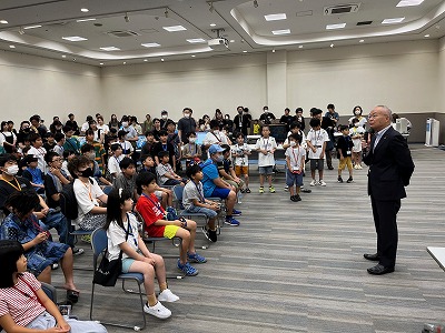 イースポーツ大会であいさつする大塚市長