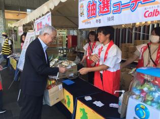 生徒からポテトチップスを買う大塚市長