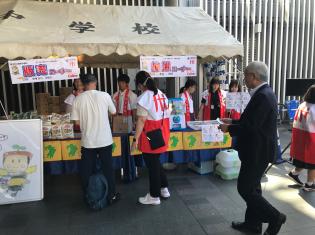 販売ブースを訪れる大塚市長