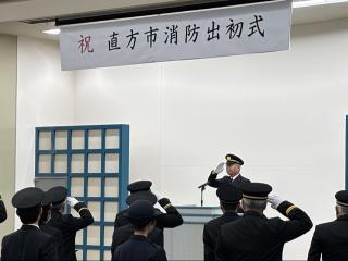 出初式に参加する大塚市長の写真