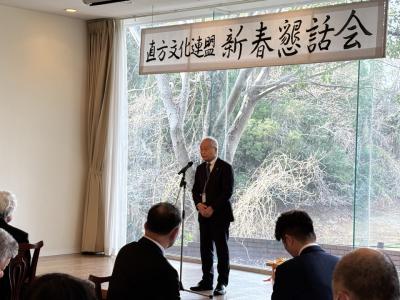 新春懇話会で挨拶する大塚市長の写真