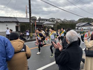 駅伝大会のスタートを見守る大塚市長の写真