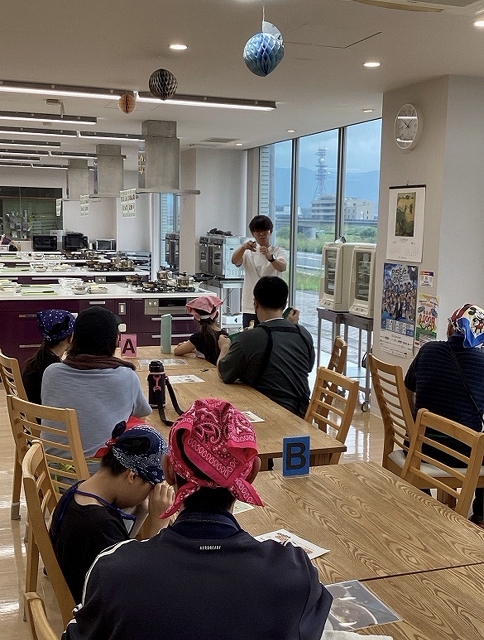 水切りの説明をする様子