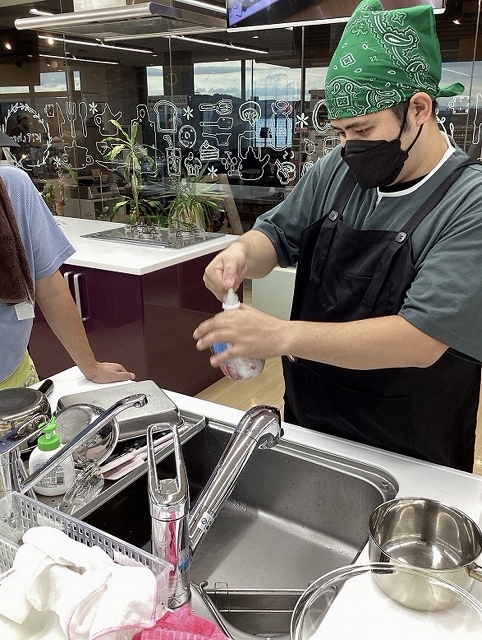 水切りをしている様子