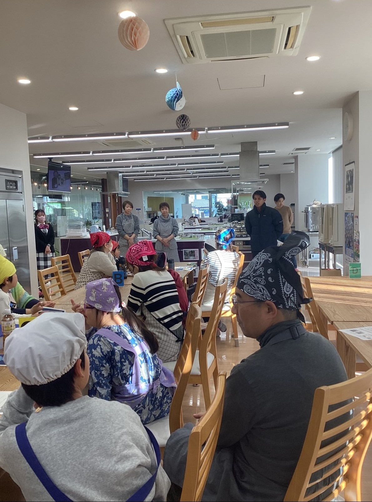 生ごみの水切りについて説明しているようす