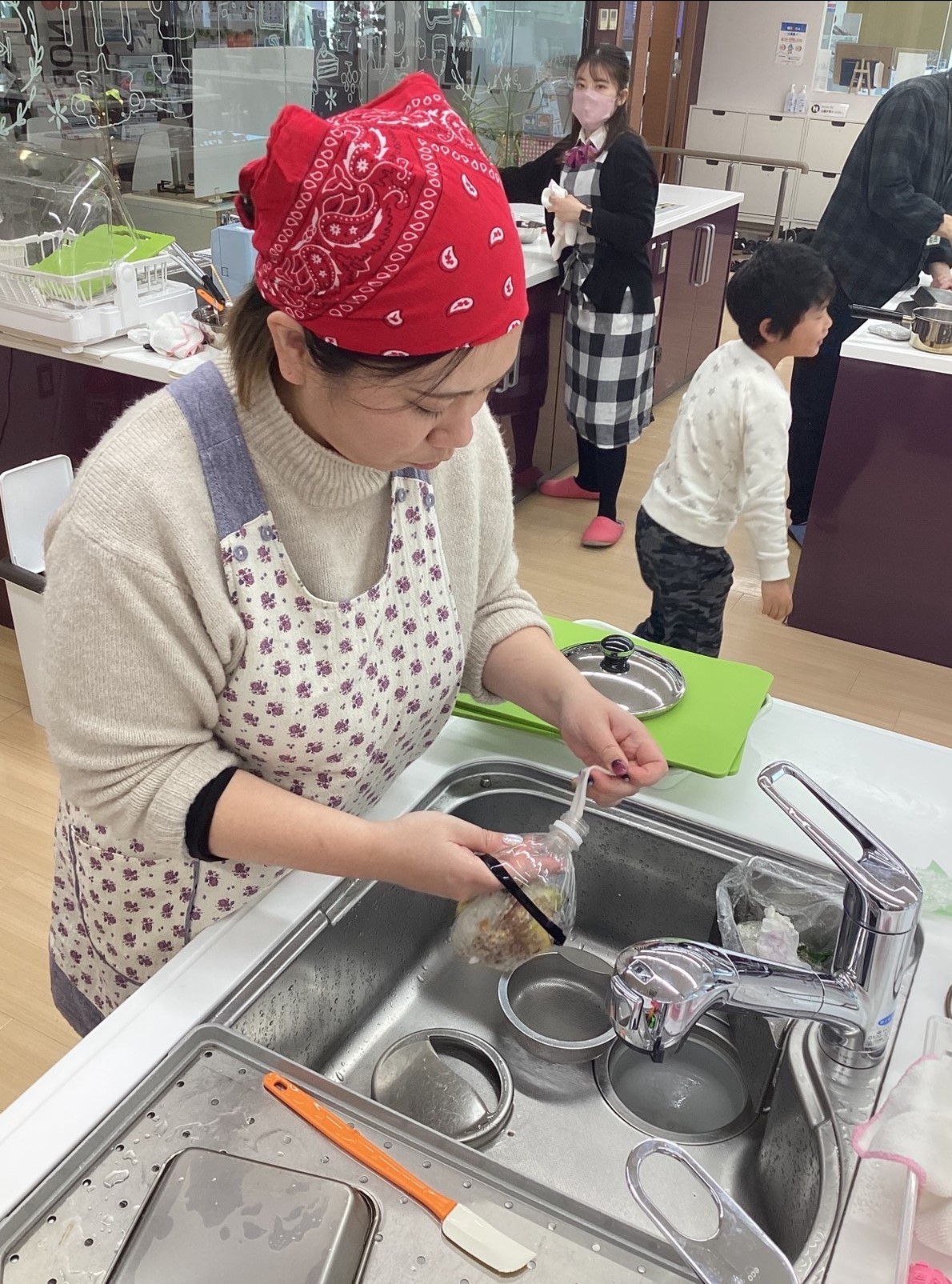 実際に体験するお母さん！ご自宅でも頑張ってください！