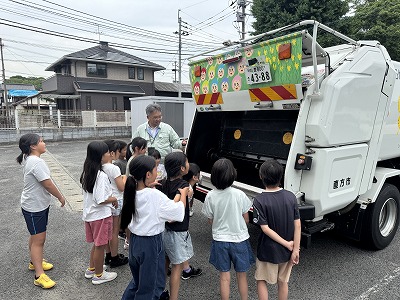 収集車を見学するこどもたち