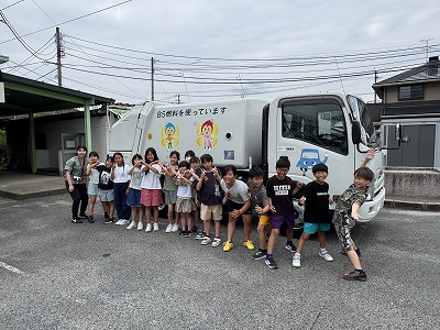 収集車の前で集合写真