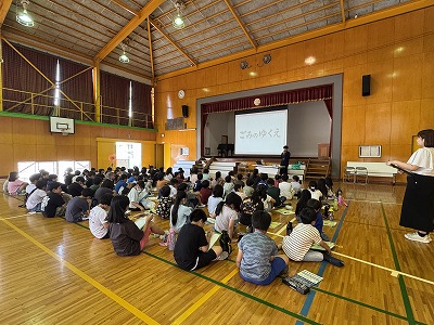 大きなスクリーンを使って、ごみのゆくえの授業をするようす