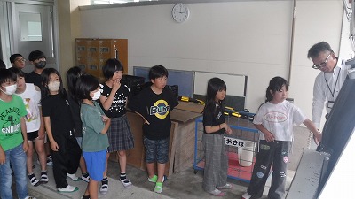 雨天で狭い中での収集車見学のようす