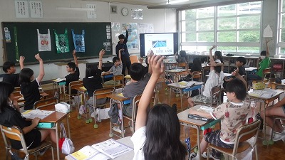 教室で実施した環境学習のようす