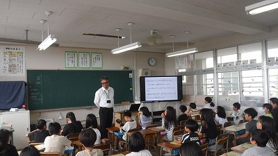 教室で実施した環境学習のようす