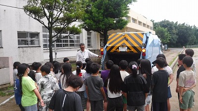 収集車を見学するこどもたち