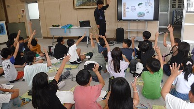 質問に手をあげて答える様子
