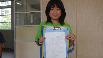 メモ紙を見せる児童の様子