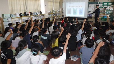 児童が手をあげて質問に答える様子
