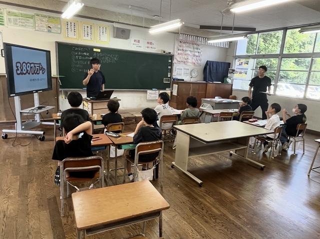 教室で説明を聞く児童の様子 教室で説明を聞く児童の様子