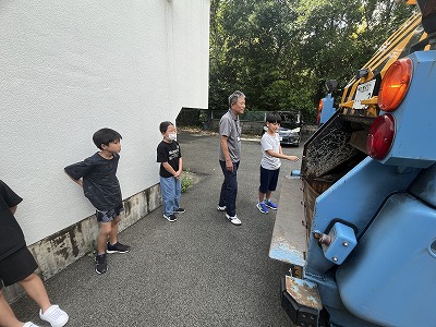 順番に収集車に触る児童の様子 順番に収集車に触る児童の様子