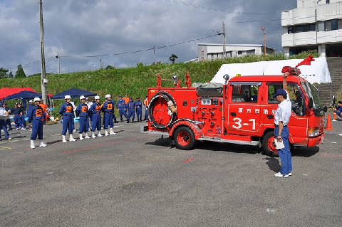 写真：消防操法競技開始時の集合隊形