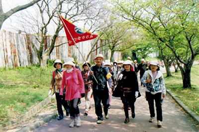 福岡県糟屋郡粕屋町 駕与丁公園で自然を楽しみながら歩いている写真