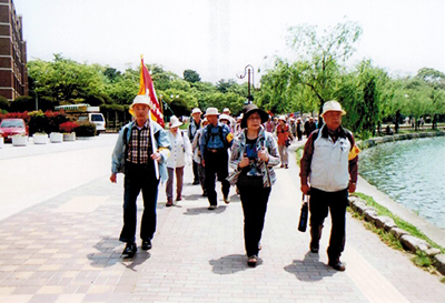 福岡市大濠公園を歩いている写真