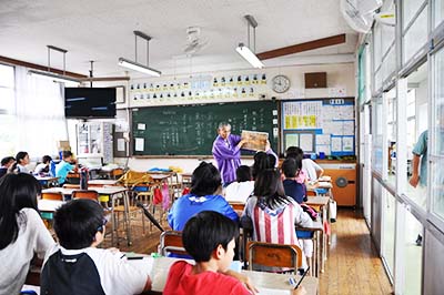 新入小学校6年生へ社会歴史学習の授業をしている写真