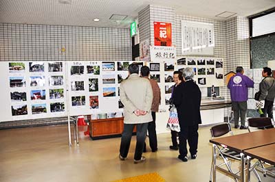 中央公民館まつりで地域の歴史を紹介している写真