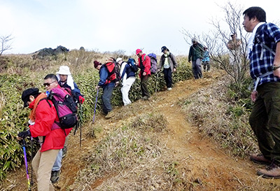 福智山に登った喜びを胸にゆっくり下山している写真