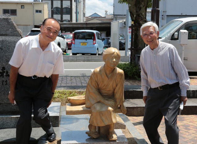 彫刻家 片山さんと、直方文化連盟能間 会長