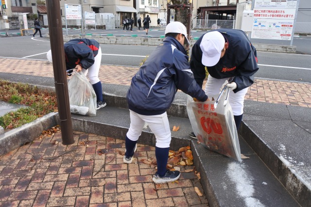 清掃活動をする直方ボーイズの生徒たち