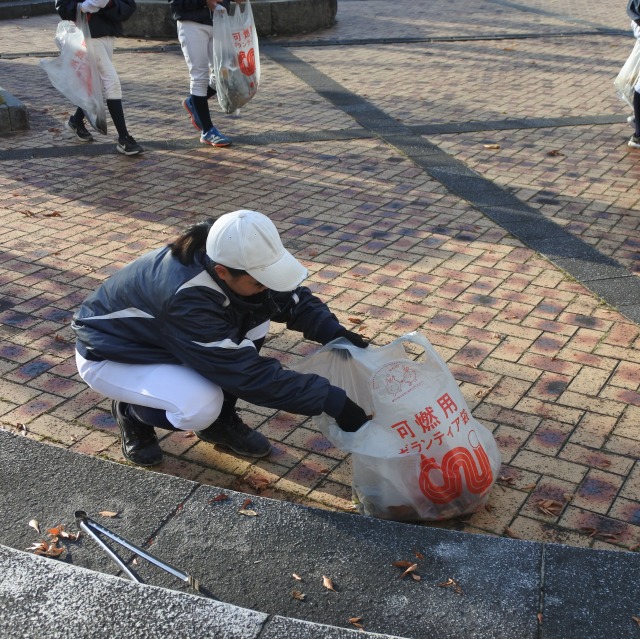 清掃活動をする直方ボーイズの生徒たち