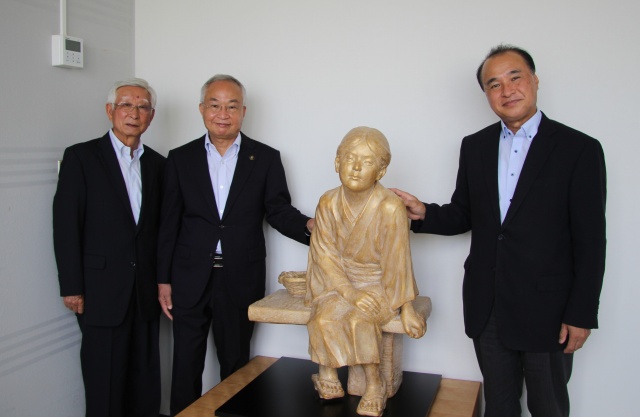 左から、直方文化連盟 能間会長、市長、片山さんの写真