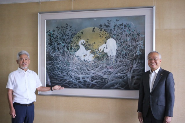 絵画「待餌」と谷口さん（左）、市長