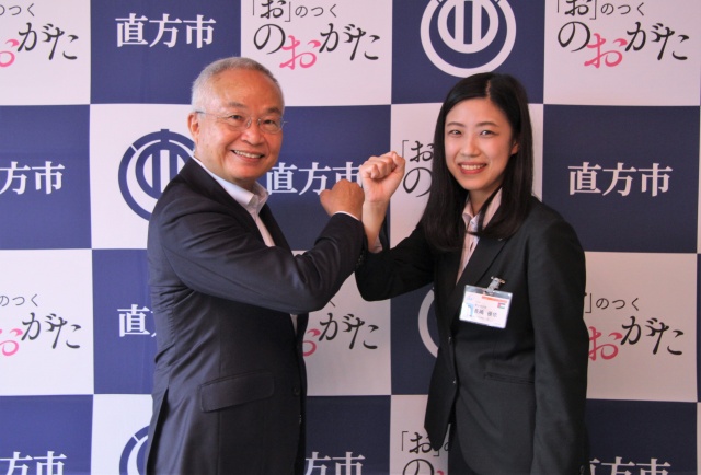 ヨルダンに派遣される長嶋さん（右）と大塚市長