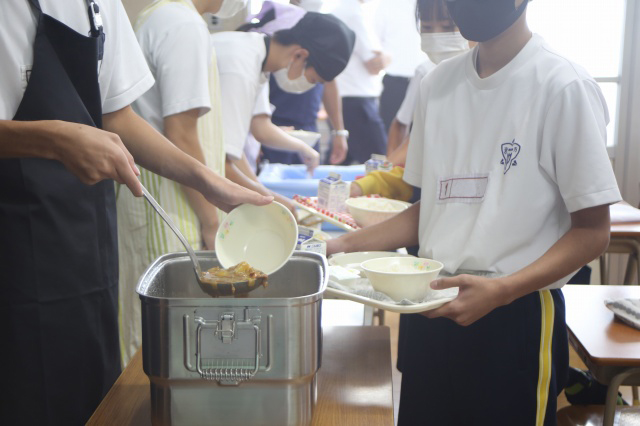 当番が給食をつぎ分ける