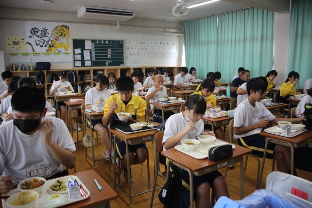 給食を食べる生徒達