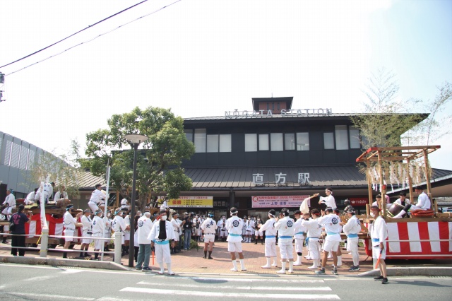 直方駅前広場での合同打ち込みの様子