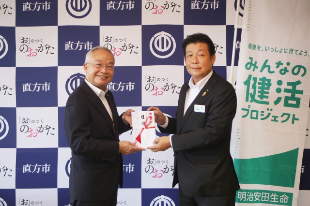 目録を渡す村山支社長（右）