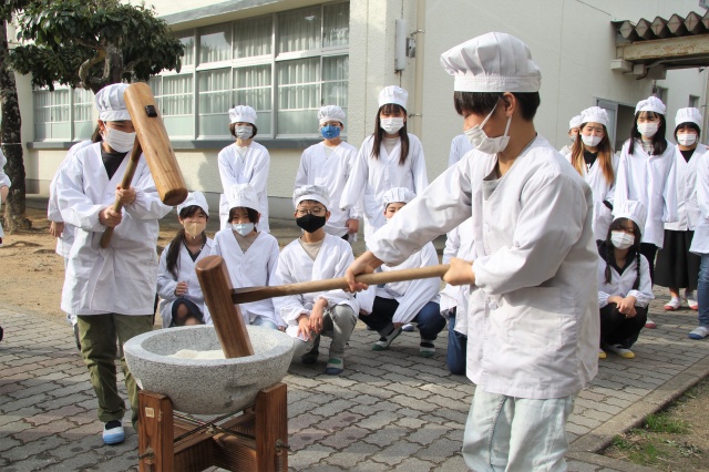 元気に杵を振り下ろす子どもたち