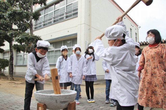 元気に杵を振り下ろす子どもたち