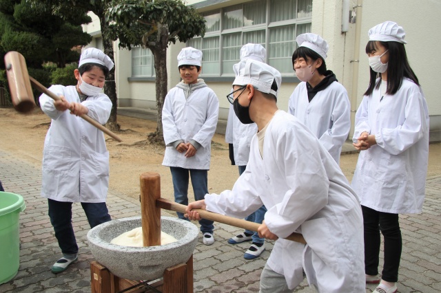 元気に杵を振り下ろす子どもたち