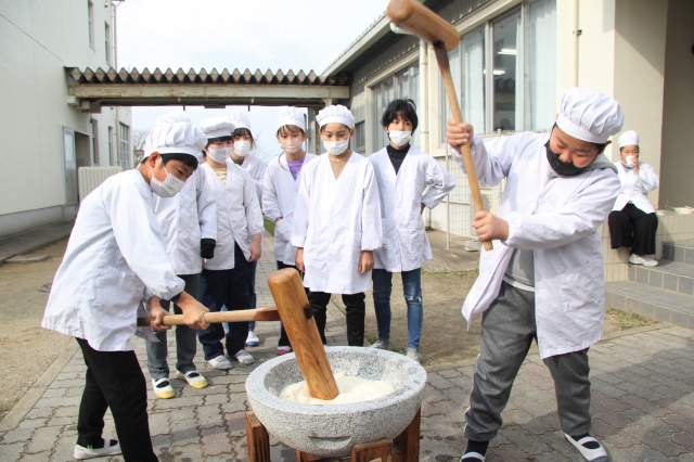 元気に杵を振り下ろす子どもたち