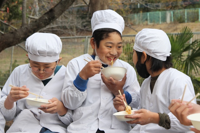 もちを頬張る子どもたち
