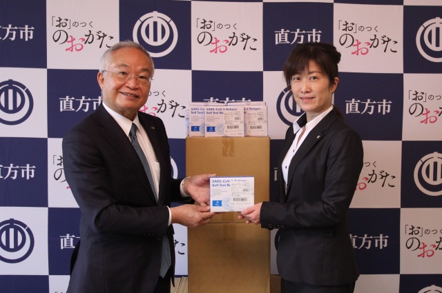 タカラ薬局の岡村社長（右）