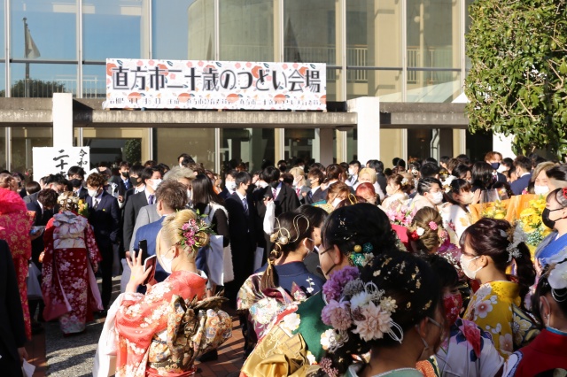 会場に集まった新成人たち