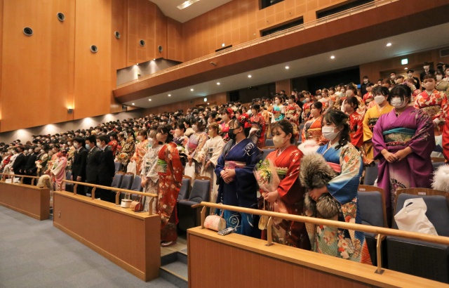 会場に集まった新成人