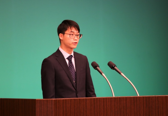 新成人代表挨拶を代読する小野さん