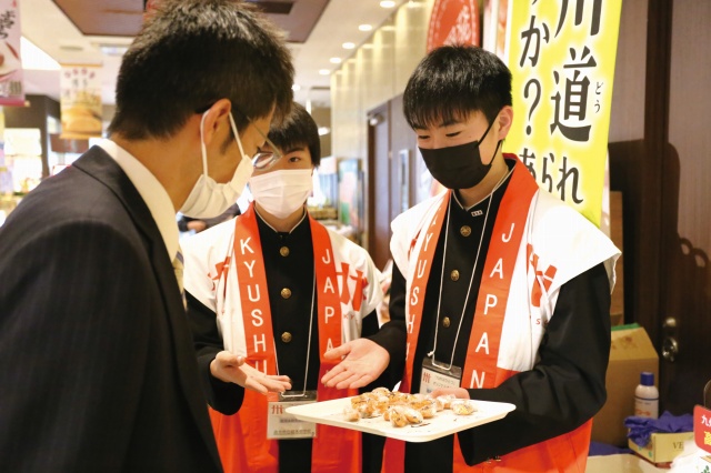 試食を進める生徒